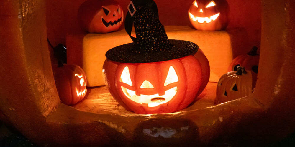 Halovīns (angļu: Halloween) ir Visu svēto dienas priekšvakars, 31. oktobra vakars, kas tiek atzīmēts vairākās valstīs, arī Latvijā. Halovīns liturģiskajā gadā ievada trīs dienu ciklu, kuru veido ne tikai Halovīns, bet arī Visu svēto diena (1. novembris) un Visu dvēseļu diena (2. novembris). Halovīnā sāk pieminēt mirušos, svētos, mocekļus un dvēseles, kas vēl atrodas šķīstītavās.