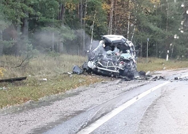 Uz Ventspils šosejas notikusi traģiska vieglā un kravas auto sadursme; satiksme atjaunota