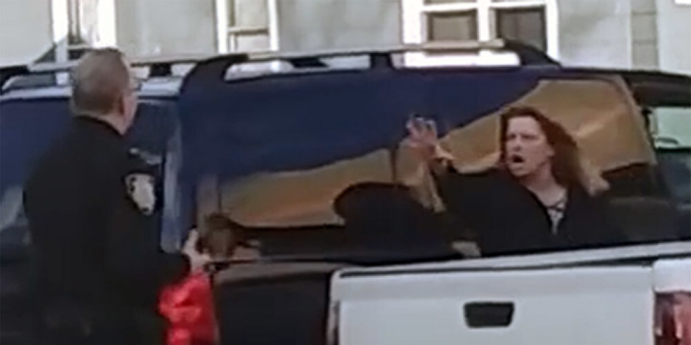 VIDEO: sieviete policistam mēģināja veikt eksorcisma rituālu, bet...