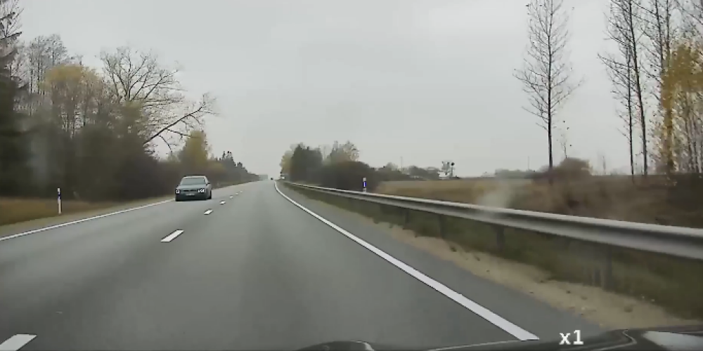 Видео: водитель BMW на Лиепайском шоссе "пролетел" на 189 км/ч и потерял права