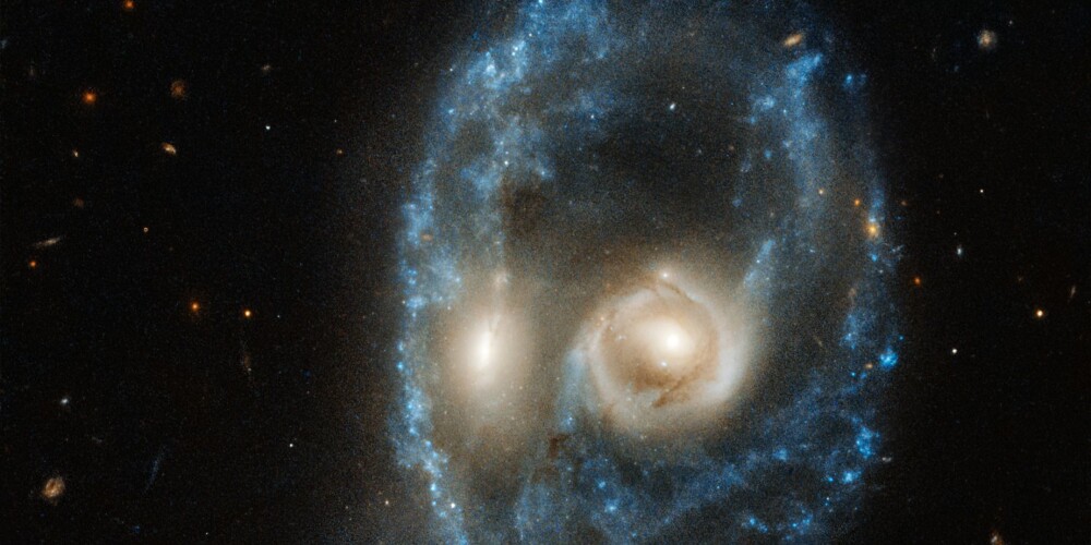 Helovīna noskaņās: NASA publicē foto ar 700 miljonu gaismas gadu attālu "kosmisko spoku"