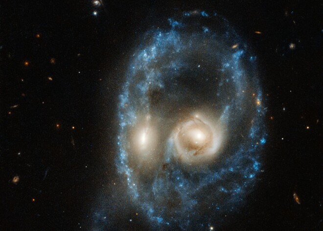 Helovīna noskaņās: NASA publicē foto ar 700 miljonu gaismas gadu attālu "kosmisko spoku"