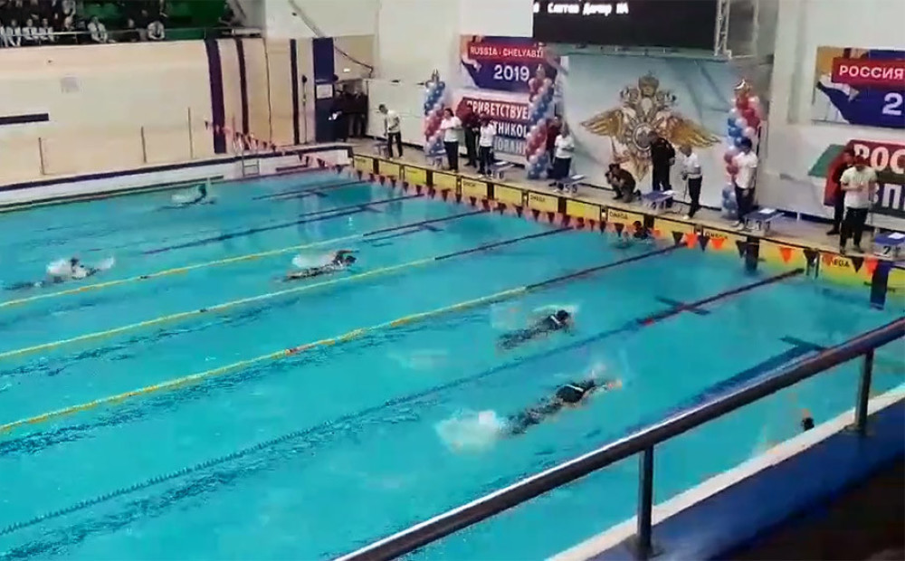 VIDEO: Krievijas policistu peldēšanas čempionāta dalībnieki baseinā metas ar visiem formastērpiem