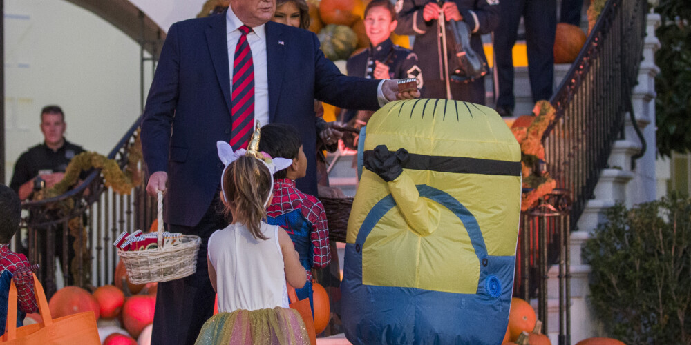 Trampu pāris uzliek Helovīna saldumus bērnam uz galvas - un tviteris eksplodē