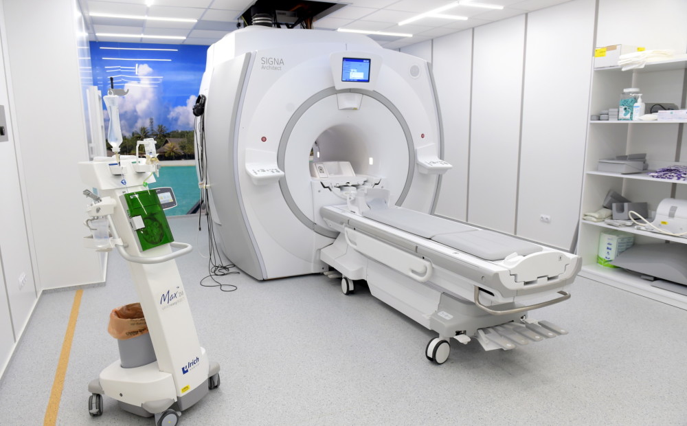 FOTO: Austrumu slimnīcā prezentē jaunu magnētiskās rezonanses iekārtu