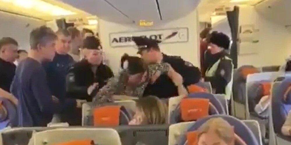 "Jūs esat plebeji, bet man ir 200 tūkstoši!" - krievu aktrise saceļ jandāliņu lidmašīnā un nonāk policijas nagos