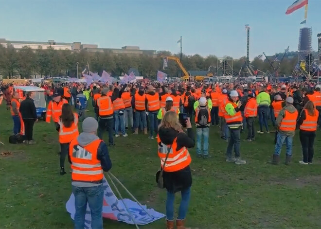 Būvstrādnieki Nīderlandē bloķē ielas un protestē pret reformām vides sakopšanai