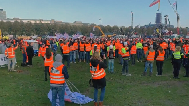 Hāgas centrālo parku piepildīja būvstrādnieki, kas bija ieradušies ar kravas mašīnām, ekskavatoriem un celtņiem.