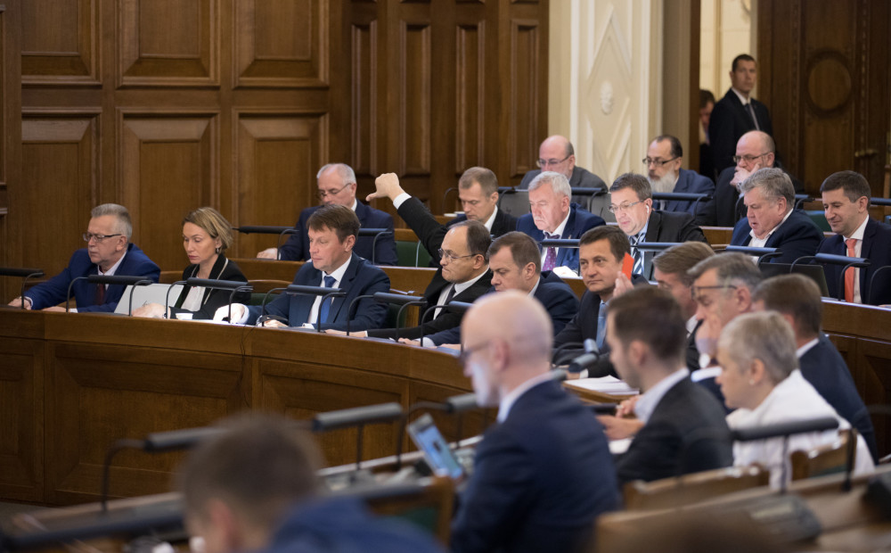 Pēc 9 stundas ilgām debatēm Saeima konceptuāli atbalsta 2020.gada budžetu