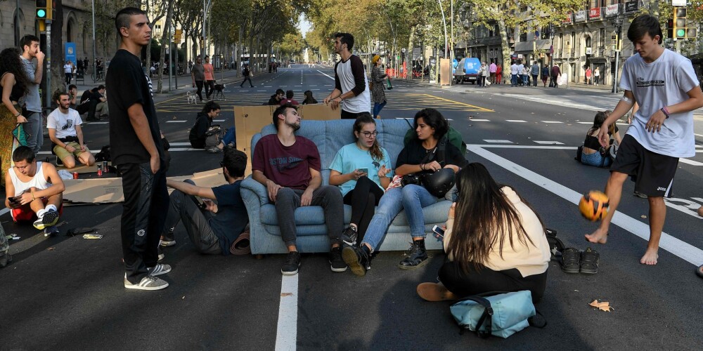 Protestētāji ierīko nometni Barselonas centrā