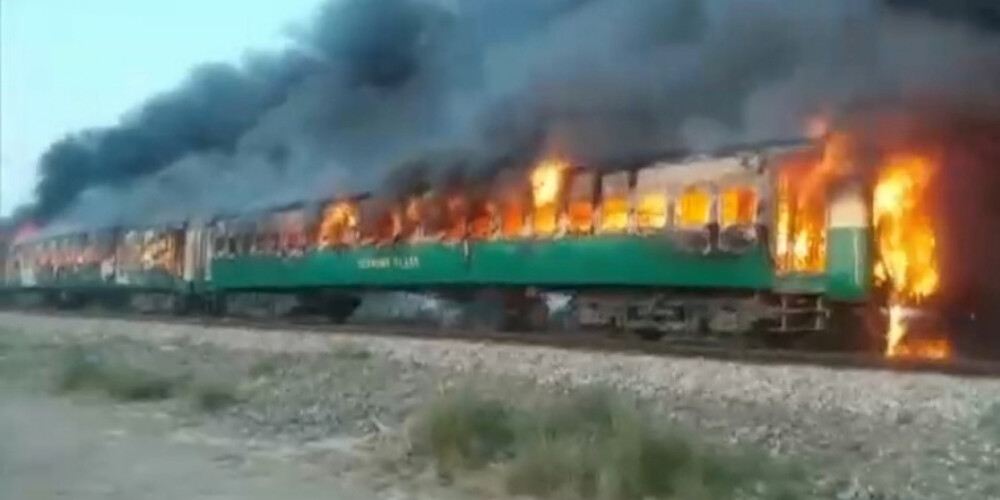 Pakistānā, neatļauti gatavojot ēst, aizdegas pasažieru vilciens; vismaz 71 bojāgājušais