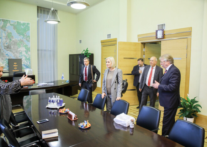 Anna Vladova tiekas ar Berlīnes samariešiem.