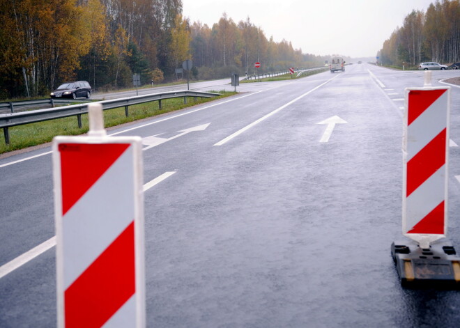 Slidenais ceļš piektdienas rītā kļuvis par iemeslu vairākām avārijām