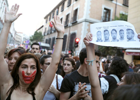 Cilvēki Madridē pie Tieslietu ministrijas protestē pret grupveida izvarošanu.