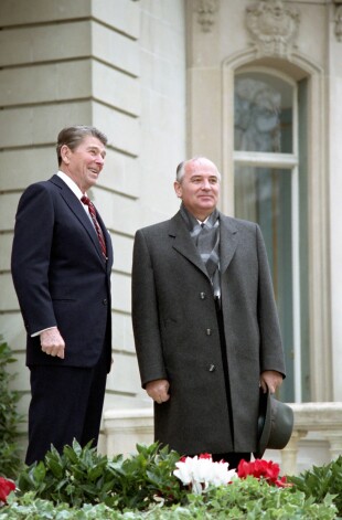 Aukstā kara pamiers. 1985. gada 19. novembrī Ženēvā pirmoreiz tiekas ASV prezidents Ronalds Reigans un PSKP CK ģenerālsekretārs Mihails Gorbačovs.