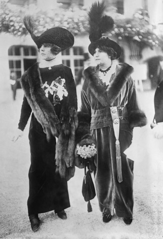 1914. gada 4. novembrī Ņujorkā notiek pasaulē pirmā publiskā modes skate.