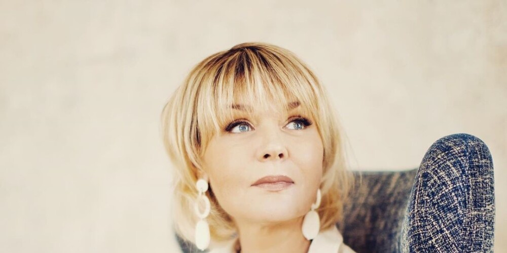 Юлия Владимировна Меньшова (род. 28 июля 1969, Москва, РСФСР, СССР) — советская и российская актриса театра и кино, телеведущая, телепродюсер, театральный режиссёр. Лауреат российской национальной телевизионной премии «ТЭФИ» в номинации «Ведущий ток-шоу» (1999). Доцент кафедры актерского мастерства ВГИКа.