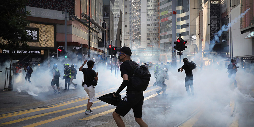 Honkongas ielās atkal izplatās asaru gāzes mākoņi, policija aizturējusi vairākus protestētājus