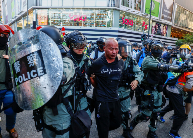 Honkongā demokrātijas atbalstītāju protestiem turpinoties jau teju piecus mēnešus, policija sestdien lika lietā asaru gāzi un ūdens lielgabalu pret tūkstošiem maskās tērptu protestētāju, kas bijušajai Lielbritānijas kolonijai pieprasīja pilnvērtīgu autonomiju.