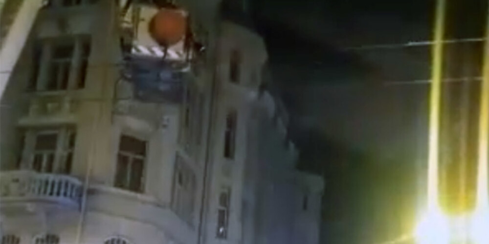 Видео: из горящего дома в центре Риги ночью эвакуировано более 30 человек, днем жильцы вернулись