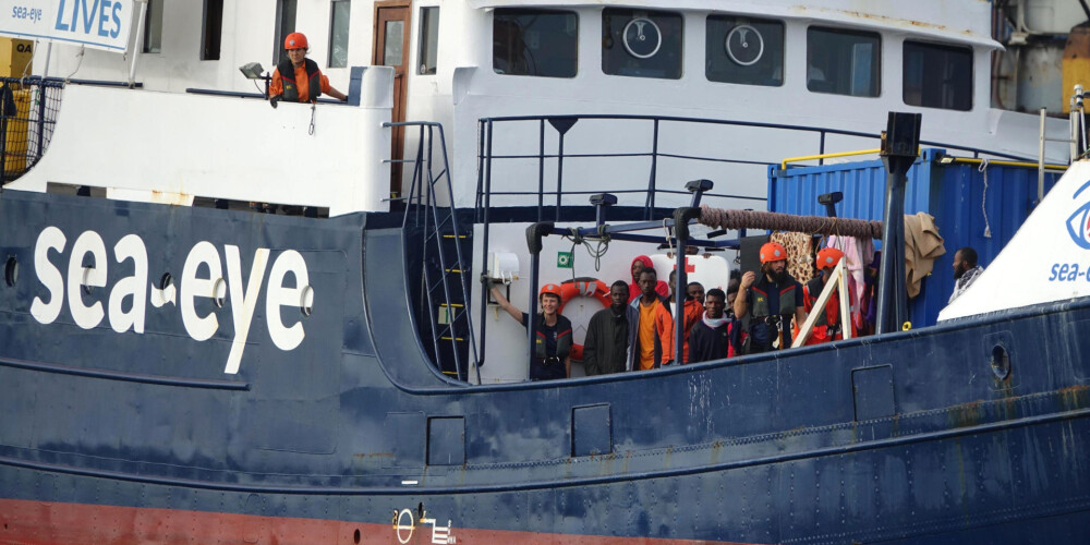 Vācijas aktīvistu kuģis Itālijā nogādājis 88 nelegālos imigrantus