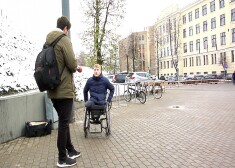 Спортсмен в инвалидной коляске из Елгавы годами не может сдать на права - из-за системы