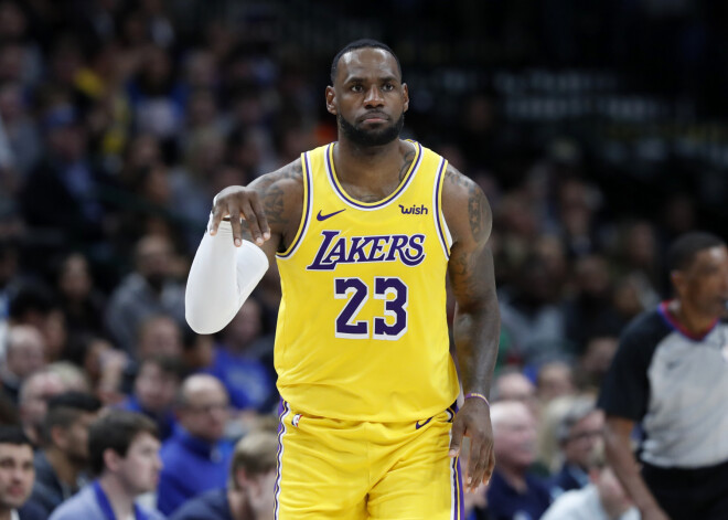 Lebronam otrais "triple double" pēc kārtas; "Lakers" piektais panākums šosezon