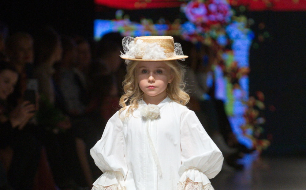 FOTO: Agneses Zeltiņas mazmeita demonstrē aristokrātu bērnu modi