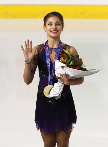 Aļona Kostornaja pievienojas savām treniņbiedrenēm, triumfējot "Grand Prix" sacensībās.