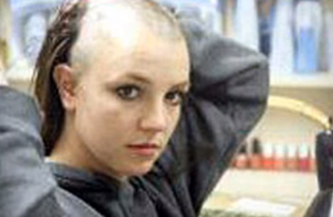 Spīrsas bijušais menedžeris Sems Lufti tiesā apgalvoja, ka Britnija matus noskuvusi tāpēc, lai apmānītu narkotiku pārbaudi, jo uzskatījusi, ka viņas lietotās narkotikas, to vidū metamfetamīns, esot uzkrājušās viņas matos.