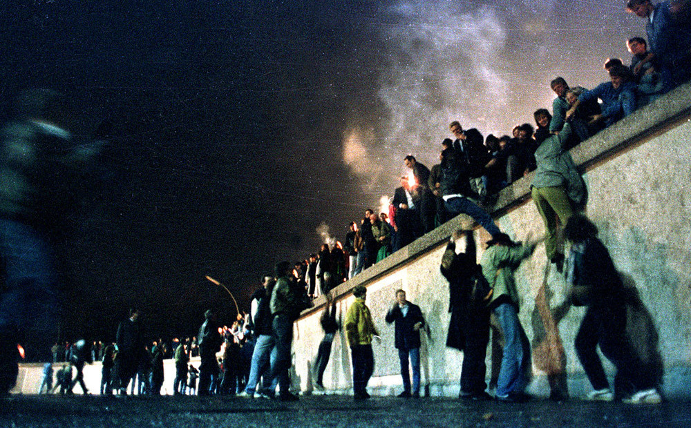 30 gadus pēc Berlīnes mūra krišanas tas joprojām dzīvo parkos, skvēros un suvenīros