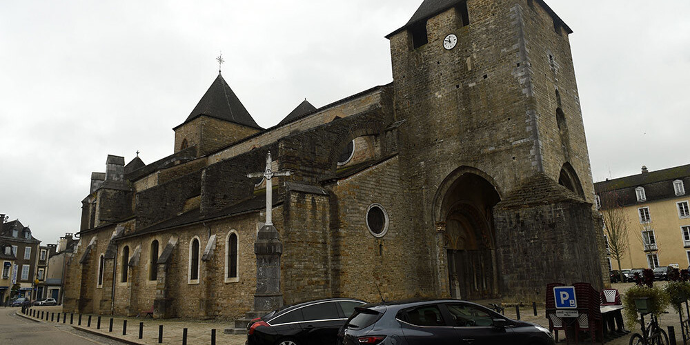 Francijā zagļi ar baļķi taranē katedrāles durvis un nozog zelta artefaktus