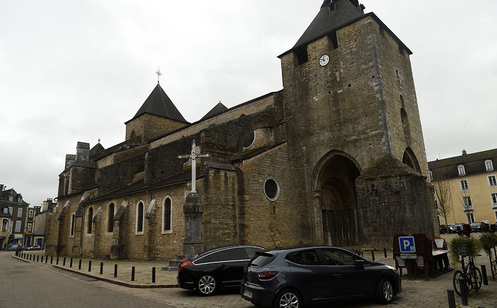 Francijā zagļi ar baļķi taranē katedrāles durvis un nozog zelta artefaktus