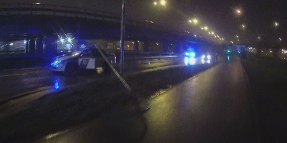 Возле Улброки водитель без прав и с незаконным багажом "уронил" фонарь на машину полиции