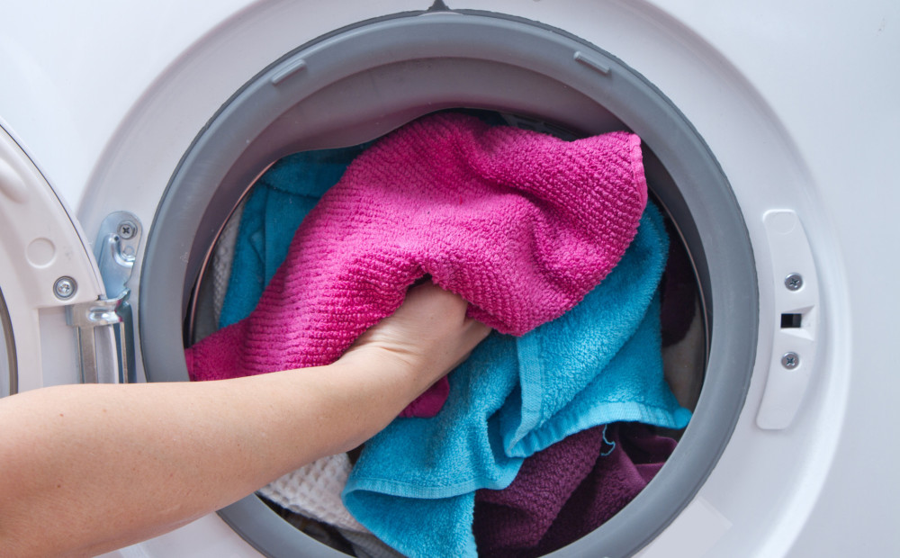 Kā rūpēties par veļas mašīnu, lai tā nesāktu smakot?