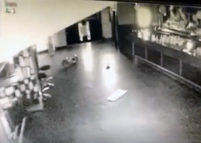 VIDEO: Velsā neredzams viesis tukšā klubā sarīko grautiņu