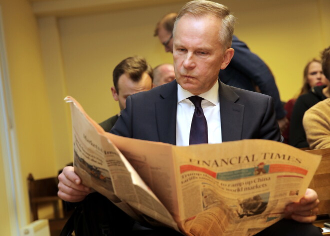 Tviterī iesmej: Rimšēvičs tiesas sēdē nopietnu seju lasījis pusgadu vecu "Financial Times"