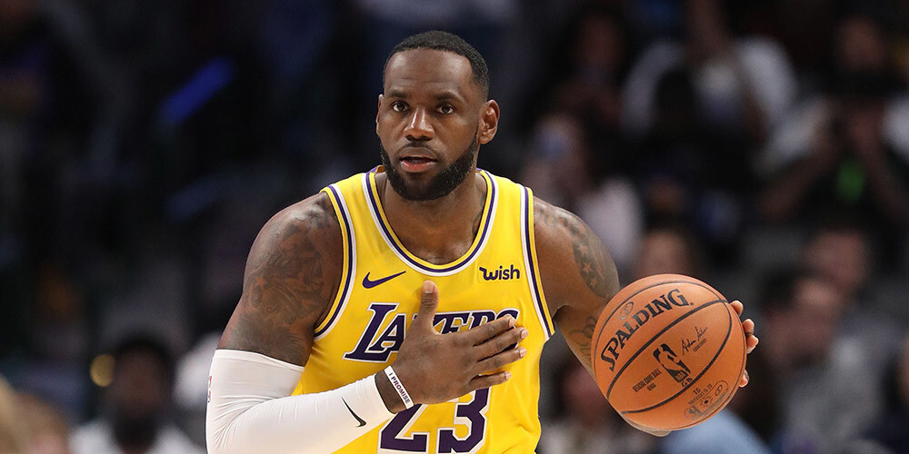 Džeimsam trešais "triple double" pēc kārtas; "Lakers" kļūst par NBA līderi