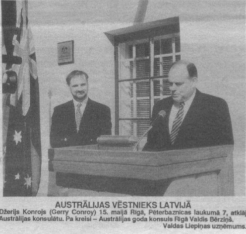 1996. gada maijā Austrālijas goda konsuls Latvijā Valdis Bērziņš (no kreisās) un vēstnieks Gerijs Kornojs svinīgi Pēterbaznīcas laukumā atklāja Austrālijas Savienības goda konsulāta telpas.