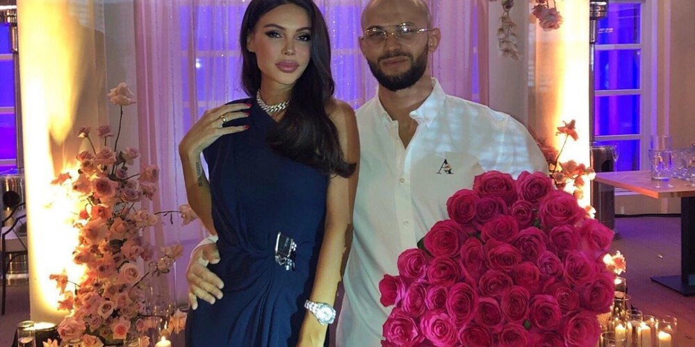 Оксану Самойлову в первую очередь знают как жену Джигана. Однако молодая женщина не только спутница популярного рэпера, но и самостоятельная личность. Знаменитость — одна из первых российских инстамам, соавтор спортивного мобильного приложения, совладелица брендов одежды. И при этом, как призналась бизнесвумен, она успевает заниматься детьми в режиме 24/7.