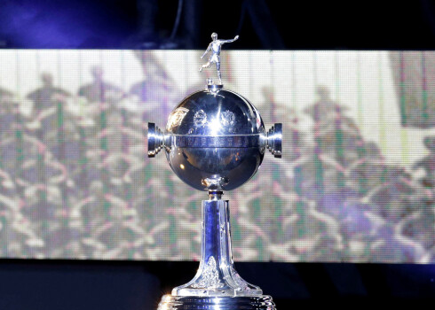  "Copa Libertadores" trofeja.