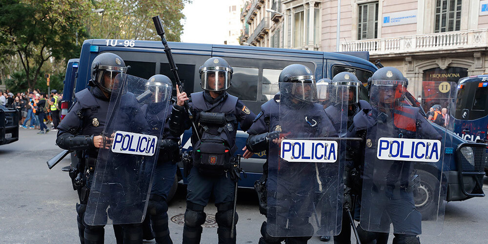 Līdzās 8000 reģionālās policijas "Mossos d'Esquadra" darbinieku kārtības uzturēšanai Katalonijā tiks izvietoti arī 4500 nacionālās policijas un civilās gvardes locekļi.