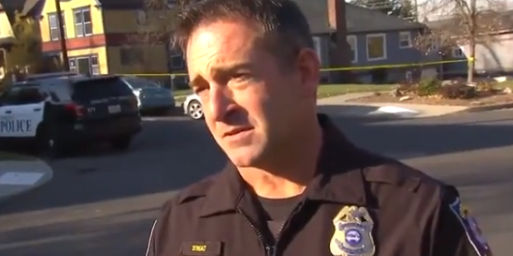 VIDEO: policistam intervijas laikā "uzbrūk" nešpetns minka