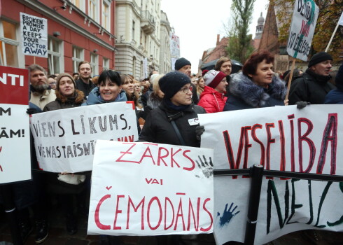 Pie Saeimas ēkas notiek mediķu protesta akcija "Viena diena bez medicīnas personāla", lai paustu neapmierinātību par trūkstošo finansējumu mediķu atalgojumam.