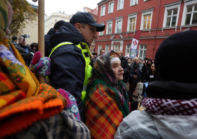 Pie Saeimas ēkas notiek "tautas sapulce", kurā dažādu reģionu iedzīvotāji pauž neapmierinātību ar administratīvi teritoriālo reformu.