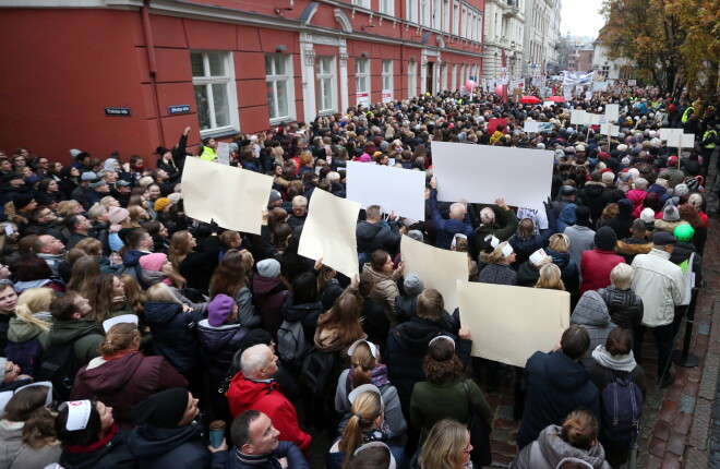 Sanākušo sākumā bija tik daudz, ka dažiem politiķiem bija grūti izspraukties cauri pūlim, lai nokļūtu Saeimas ēkā.