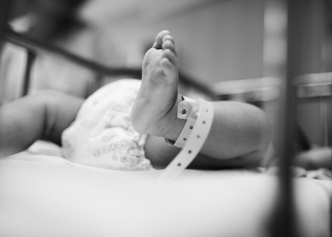 Vecāki Itālijas slimnīcā pametuši zīdaini, kurš piedzimis ar retu ādas slimību