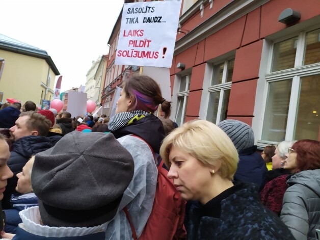 Uz protesta akciju "Viena diena bez medicīnas personāla" bija ieradusies arī kādreizējā veselības ministre Anda Čakša.