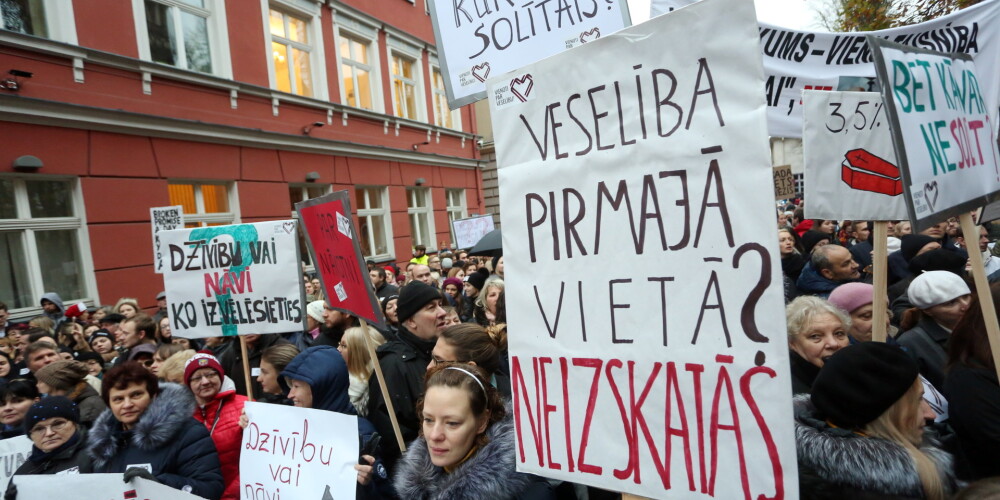 Mediķu protesta akcija "Viena diena bez medicīnas personāla", kurā pausta neapmierinātība par trūkstošo finansējumu mediķu atalgojumam.