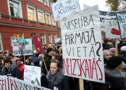 Mediķu protesta akcija "Viena diena bez medicīnas personāla", kurā pausta neapmierinātība par trūkstošo finansējumu mediķu atalgojumam.